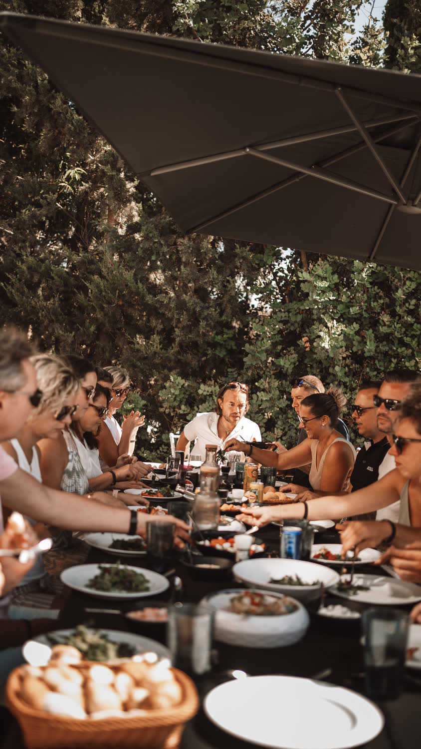 Gemeinsames Essen an der langen Tafel in der Villa