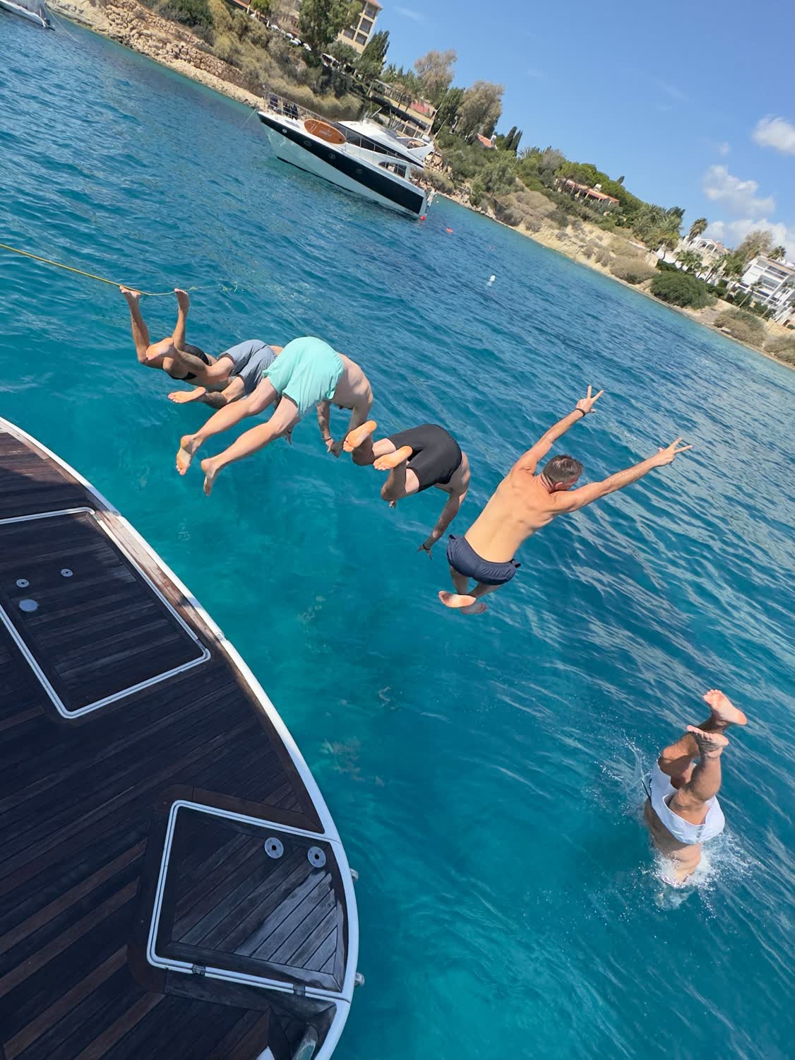 Sechs Teilnehmer springen gleichzeitig von der Yacht ins Mittelmeer